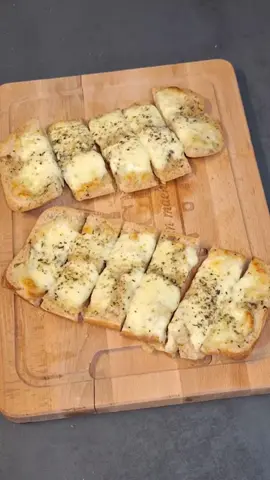 A post by @kochen.macht.spa on TikTok caption: Ciabatta mit Mozzarella Überbacken Rezept  2 Ciabatta  4 Mozzarella Kugeln  etwas Butter oder Magarine  kräftig mit Salz,Knoblauch,Basilikum,Oregano und Majoran würzen  400g Tomaten  ca. 15 Minuten bei 180 Grad Umluft  #ciabatta #mozzarella #überbacken #kochen #lecker #food #essen #foodie #funny #foodlover #trends #rezept #einfacherezepte #schnellerezepte 