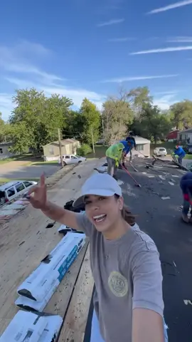A post by @karleshion41 on TikTok caption: Aquí todo lo que Global Roofing and Construction tuvo que hacer para que el techo no se le cayera a María y es resultado que very good 🫶🏻 #Construcción #ReparaciónDeTechos #SolucionesHabitacionales