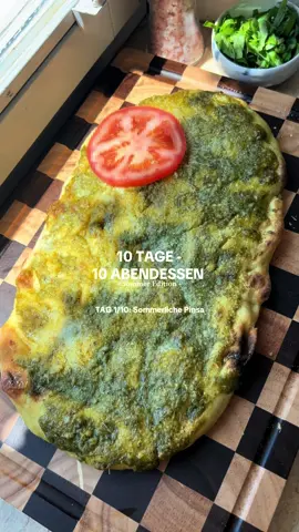 A post by @piaundhalloumi on TikTok caption: SOMMERLICHE PINSA 🍕 Herzlich willkommen zu Part 1 von 10 Tage – 10 Abendessen! Heute gibt’s das perfekte sommerliche Abendessen – für alle, die keine Lust haben, lange in der Küche zu stehen: eine Pinsa mit Pfirsich, Parmaschinken und Burrata.     1 Pinsa-Boden (aus dem Kühlregal bei Wraps & Flammkuchenteig)     3 EL Pesto (z. B. Basilikum)     etwas geriebener Parmesan     1 reife Tomate     2 Pfirsiche     80 g Parma-Schinken     4 Mini-Burrata (ca. 50 g pro Stück)     frisches Basilikum     Salz, Pfeffer, Chiliflocken     etwas Olivenöl zum Beträufeln Zubereitung: 1. Vorbereiten Pinsa-Boden mit Pesto bestreichen und mit Parmesan bestreuen. Nach Packungsanleitung im Ofen goldbraun aufbacken. 2. Belegen Tomate, Pfirsiche und Parma-Schinken in feine Streifen schneiden. Pinsa aus dem Ofen holen und direkt mit dem geschnittenen Belag belegen. 3. Burrata & Finish Burrata auf der warmen Pinsa verteilen und leicht aufreißen. Mit Olivenöl beträufeln und frischem Basilikum bestreuen. 4. Würzen & Servieren Mit Salz, Pfeffer und Chiliflocken abschmecken und sofort servieren. #10tage10abendessen #sommerezepte #pinsa #einfacherezepte 
