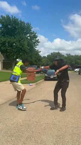 A post by @t.eian on TikTok caption: AT&T dude came in clutch 🫡⭐️ #teian #tgvng @occupiedatm 💂🏾‍♀️ 