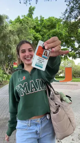 A post by @sophiat24 on TikTok caption: Disculpen, es que estoy culeca con mi badge 😍🥳