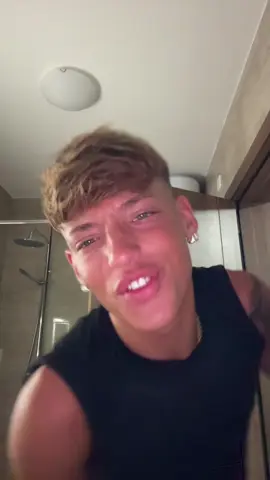 A post by @domenicoespositooo_ on TikTok caption: sono io ?