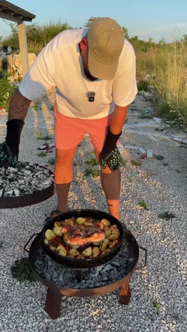 A post by @kiki_ajmo on TikTok caption: Unter der Peka oder Sać – geht auch im Ofen! Die Zutaten seht ihr im Video – aber ihr könnt viel mehr machen als nur Hähnchen: Rind, Oktopus, Lamm, Hase, Ziege usw. funktionieren genauso gut. Mein Hähnchen ist optimal geworden: Nur mit Salz gewürzt und so geschnitten, dass es flach liegt. Dann volle Hitze im Ofen – 250 bis 300 Grad – 30 Minuten auf der einen Seite, dann 20–30 Minuten auf der anderen. Rindfleisch würde ich mindestens 45 Minuten bis 1 Stunde unter den Kartoffeln garen – bei etwas weniger Hitze bzw. Kohle – und danach nochmal 30–45 Minuten auf den Kartoffeln bei etwas mehr Hitze fertigziehen lassen. Ich hab Paprika und Knoblauch verwendet – am Meer kommt oft nur Salz, Pfeffer und maximal etwas Vegeta drauf. Ihr könnt auch Kürbis, Zucchini und anderes Gemüse nehmen. Es wird immer lecker, weil sich die Aromen perfekt vermischen und die Kartoffeln schön anbacken – einfach genial! Eines dieser simplen Gerichte, das wirklich jeden umhaut – selbst die Verwöhnten. ❤️