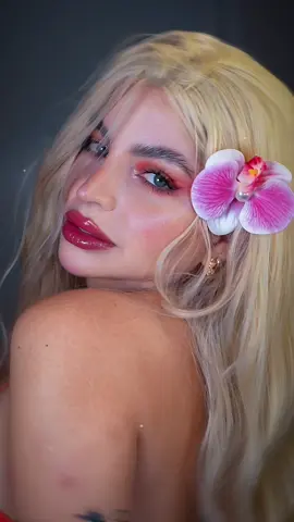 A post by @marianyyaaa on TikTok caption: Fantástica, exótica 🌸✨ @Karol G 