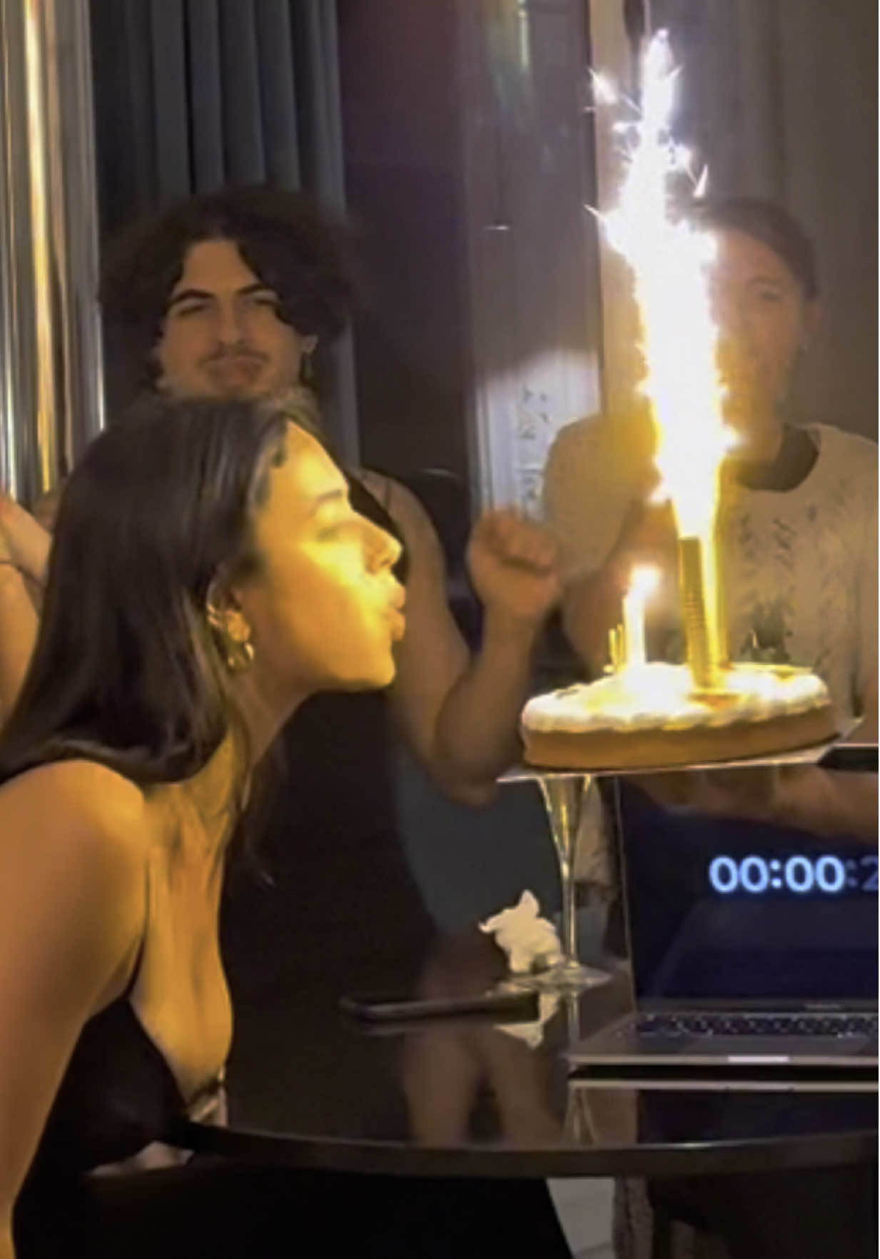 A post by @miel_abtt on TikTok caption: Trop trop trop chanceuse d’être si bien entourée pour fêter ma majorité 🥹❤️ je les aimes  Merci (déjà) pour tous vos messages mes stars 🫶 j’vous aime forttttt