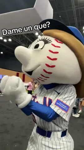 A post by @juventus on TikTok caption: Dame un que? #fanaticsfest #mascotte #juventus #newyork #mets #mlb 