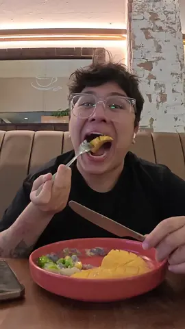 A post by @haru on TikTok caption: Café da manhã na Tailândia🇹🇭 #provando #provandocomidas #mukbang #mangostickyrice #bangkok 