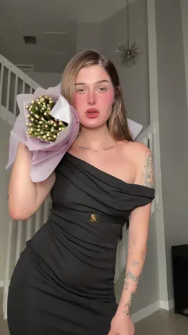 A post by @moncluscarol on TikTok caption: Las rosas más bonitas que nunca he tenido 🌹💞