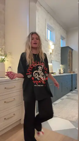 A post by @witneycarsonofficial on TikTok caption: After seeing this sooo many times I had to! Dc: @jillian webber 