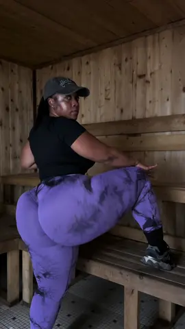 A post by @londondagreat1 on TikTok caption: Can you keep it on the low? And do u? #foryou #glutes #glutesgains #lowerbodyexercises #fitgirltok #gymgirl #beginnerfriendlyworkout #legsday #leggingslovers 