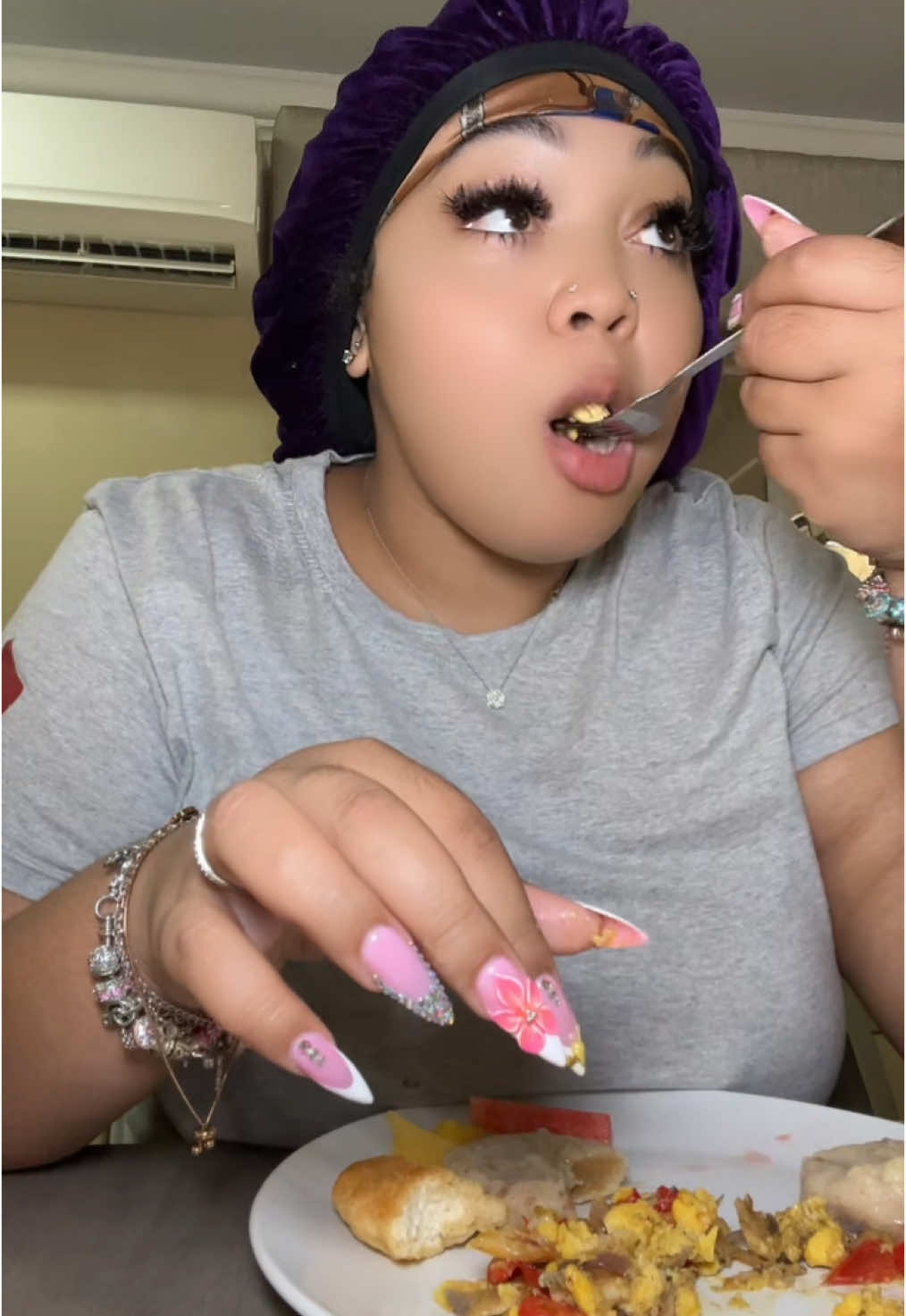 A post by @dadollsamira2 on TikTok caption: Breakfast day 2 in jamaica 💗 • #breakfast #jamicantiktok #jamicanbreakfast #foryoupage #fypシ゚viral #mukbang #eatingshow #eatingsounds #foryourepage #dadollsamira2 