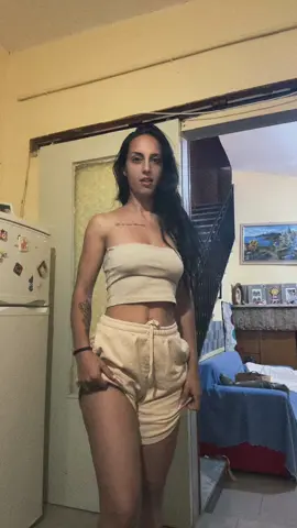 A post by @gabriellagabbry on TikTok caption: Na poftim careva sa îmi dea și mie lecții de dans 😊🤣 #perte 