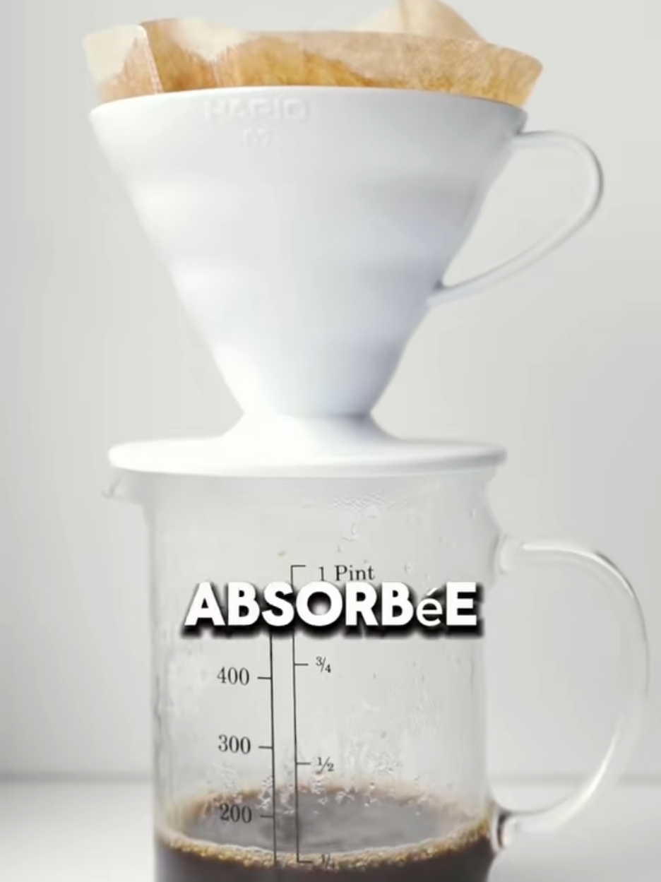 A post by @bananamo_ on TikTok caption: #café #cafeine #energydrink #pertedepoids #boire #eau #santé 