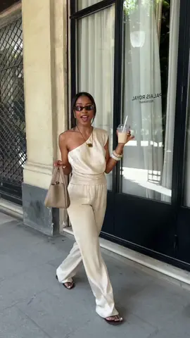A post by @sarahndiaye on TikTok caption: @havaianaseurope all summer long !! #summeroutfit #summerstyle #ootdinspo #ootdfashion #OOTD 