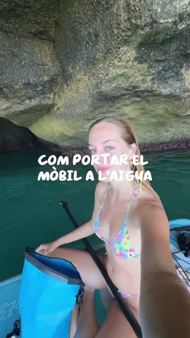 A post by @mirjordas on TikTok caption: Així és com porto jo el mòbil al paddlesurf, kayak o a qualsevol lloc per on hi ha aigua, per poder grabar! Us deixo algún truc però bueno, el risc està igual jeje 🥹 #catala #estiu #mar 