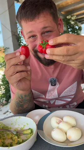A post by @kiki_ajmo on TikTok caption: Versagensängste. Frühstück. Hashtag 57 ChatGPT sagt: Woher können Versagensängste kommen? 	1.	Überhöhte Erwartungen (von sich selbst oder anderen): Wenn man glaubt, immer perfekt sein zu müssen, entsteht Druck – und damit Angst vor dem Scheitern. 	2.	Vergangene negative Erfahrungen: Wer früher oft gescheitert ist oder dafür kritisiert wurde, entwickelt oft eine tief verankerte Angst, es wieder nicht zu schaffen. 	3.	Vergleich mit anderen: Ständiger Vergleich (z. B. über Social Media) kann das Gefühl verstärken, nicht gut genug zu sein. 	4.	Fehlendes Selbstvertrauen: Wenn man nicht an die eigenen Fähigkeiten glaubt, wirkt jede Herausforderung wie ein potenzielles Scheitern.