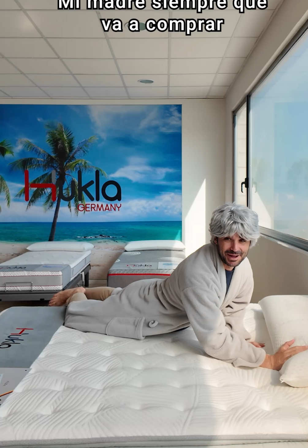 A post by @nachter on TikTok caption: PUBLl. No entiendo qué le avergüenza a mi hijo, ¡yo solo quiero un colchón fresquito y cómodo para no despertarme cuando mi marido se mueva! 😂 Ahora con el colchón Alba de @Hukla Germany , ¡duermo como una reina! 🛏👑 #HuklaGermany #DescansoConHukla