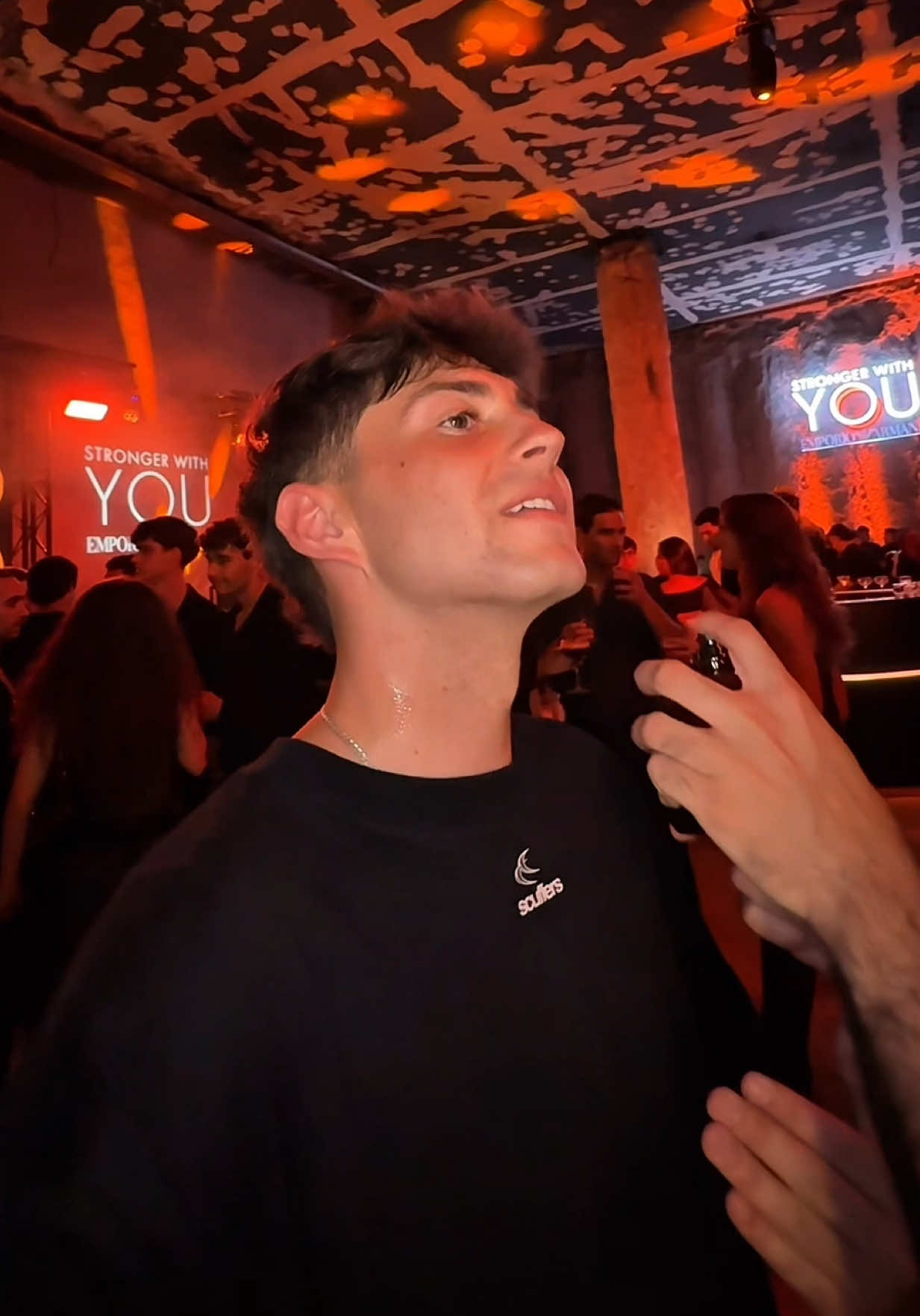 A post by @manuregatoo on TikTok caption: PubIi. Otra vez que vemos a Quevedo jajaja, pero esta vez en la fiesta clandestina de @Armani beauty #ArmaniFragrances #StrongerWithYou
