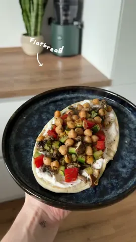 A post by @minimalara on TikTok caption: Anzeige/ WHAT I EAT IN A DAY  🍋Elektrolyte & Probiotika 🍋‍🟩Eistee 🫐Proteinsmoothie 🍞Goldähren Flatbread Sandwich Natur von @ALDI SÜD mit Knoblauch Creme und Gemüse 🍉Melone 🥬Ceasar Nudel Salat Die Flatbreads gibt es in verschiedenen Varianten: Die klassische Natur-Version ist immer verfügbar, während Brioche und Vollkorn monatlich wechseln - so gibt es stets etwas Neues zu entdecken! Alle Sorten sind 100% vegan! Außerdem lassen sie sich hervorragend einfrieren, sodass du immer einen schnellen und leckeren Snack oder eine Mahlzeit griffbereit hast. ‼️WICHTIG: Bitte orientiert euch NICHT an gezeigten Mengen! Ich zeuge bewusst nicht, wie viel ich esse! Ich möchte inspirieren, was die Gerichte angeht aber KEINE Richtmengen zeigen! ##aldiflatbraed##aldisüd##exclusivbeialdi#recipeinspo 
