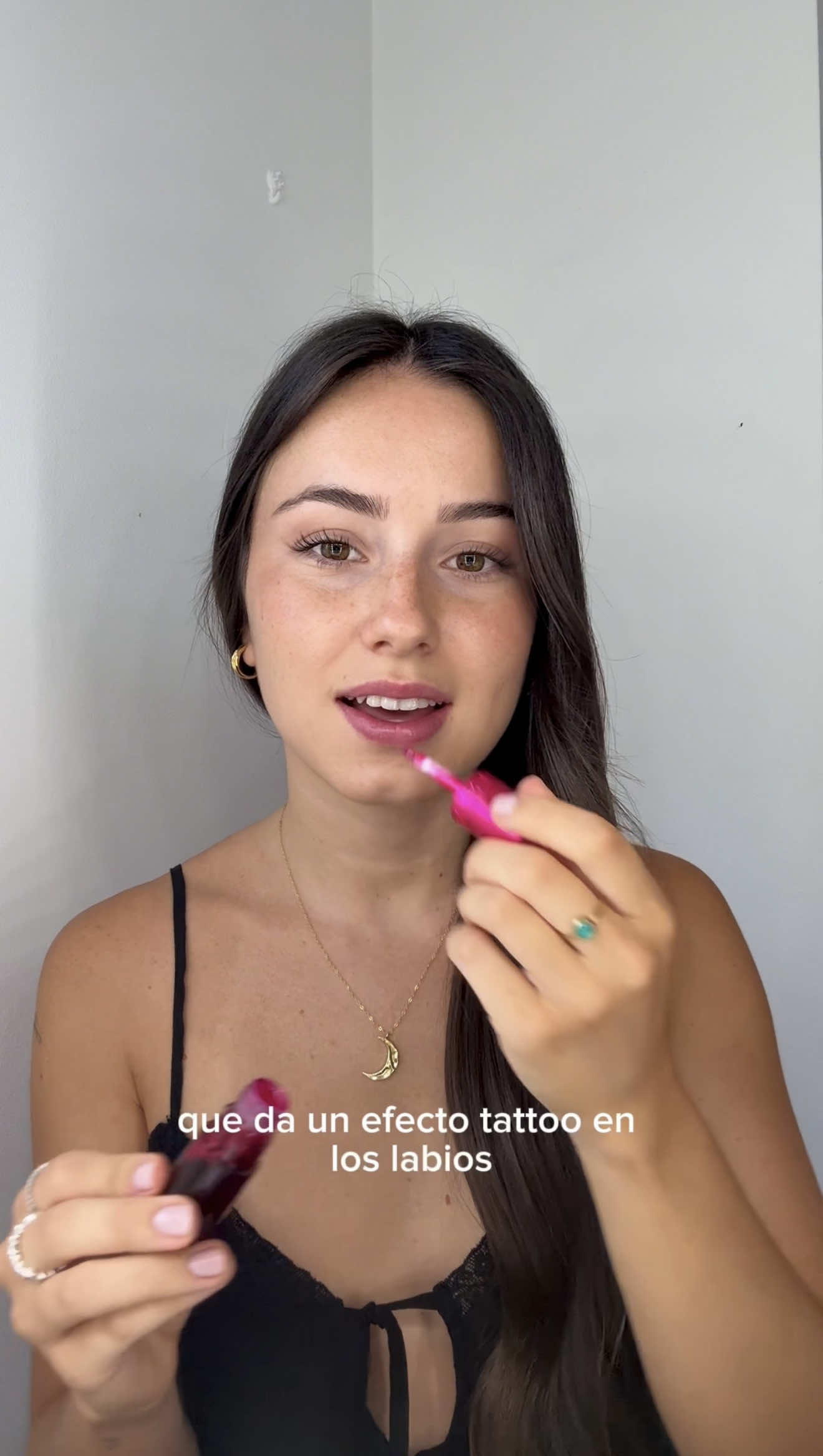 A post by @lilimaartineez on TikTok caption: Publi. Soy ese tipo de amiga, y siempre con el auténtico Lip Comfort Oil + el nuevo Water Lip Stain de @Clarins Official idan los labios y los dejan jugosos y con volumen. #ElAuténticoHacePop #ClarinsMakeUp