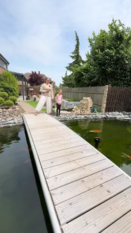A post by @modernkoi on TikTok caption: Jana‘s 35.000 Liter Teich mit Brücke 😍🏡                             #konishi #Koi#karashi #carp #konishikoi #teich #pond #japan  #japanesekoi#modernkoi #nishikigoi  #fyp #fypage #foryoupage #karpfen #showa #sansai #tosai #nisai #explorepage #ikeage