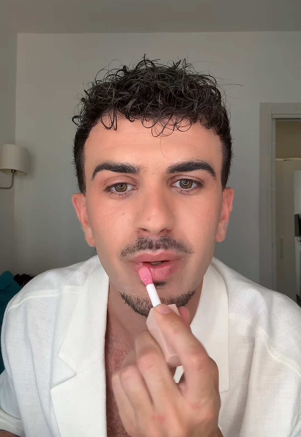 A post by @sasycacciatore on TikTok caption: Questa cosa di non sembrare truccati e avere troppi soldi in faccia è un paradosso 
