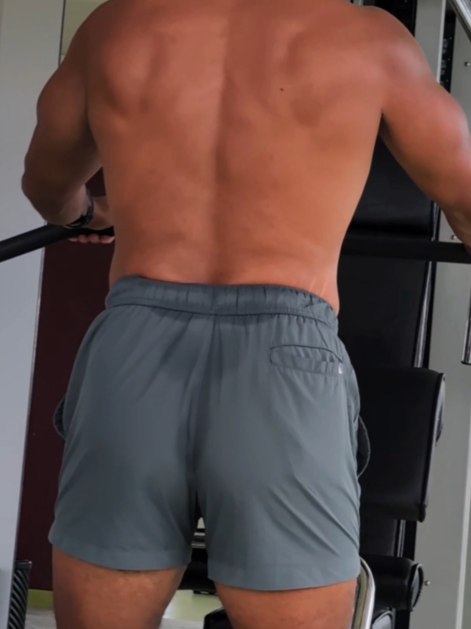 A post by @bananamo_ on TikTok caption: #humour #gym 