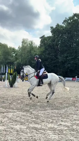 A post by @leonie.pander.official on TikTok caption: Erste Siegerehrung zusammen💕#fy #fyp 📸: @Nina+Shalimar 