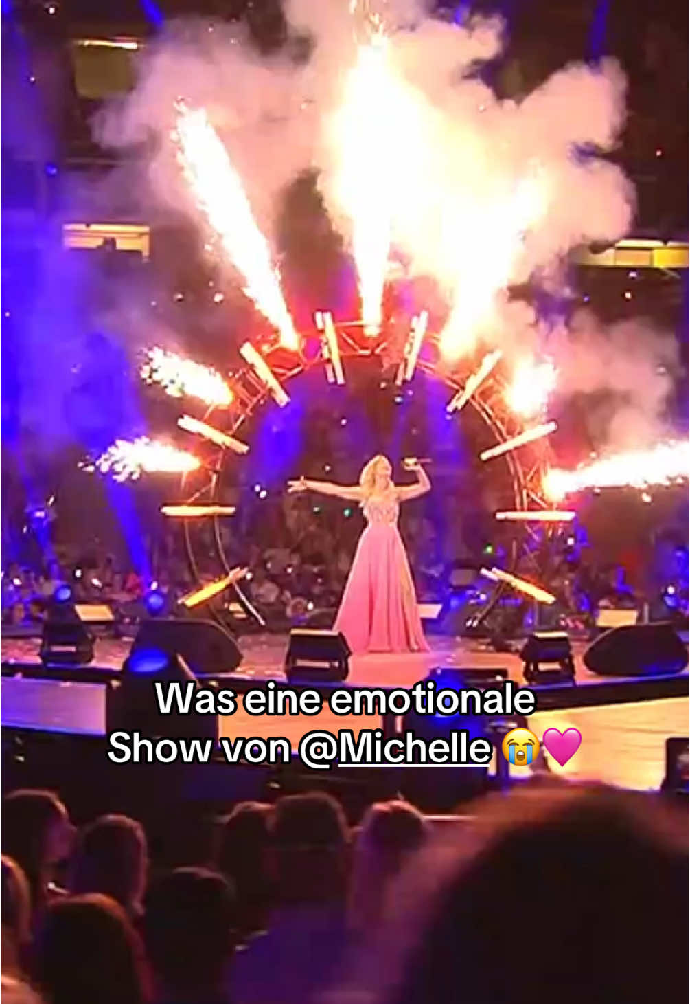 A post by @meinherzschlaegtschlager on TikTok caption: @Michelle beim Schlagerboom Open Air – „Ich gehör nur mir“ – pure Power & Gänsehaut! 🌺🔥 #michelle #schlagerboom #kitzbühel #emotionalermoment #ichgehörnurmir #schlagerliebe #meinherzschlägtschlager 