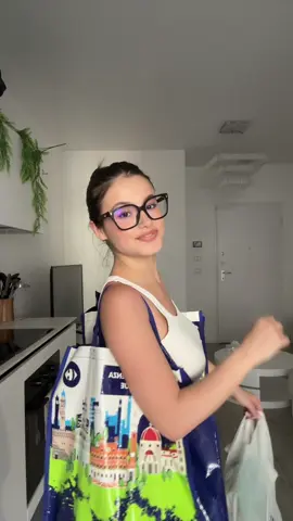 A post by @zoemassenti on TikTok caption: È tornato… 🫠 Nuovo #svuotaspesa amiciiiiii 🥑🍅🥖🍳🥩🥕
