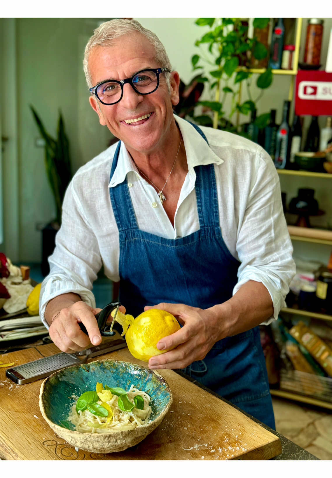 A post by @chefmaxmariola on TikTok caption: Ao, è arrivato er caldo 🥵 E quanno l’afa se fa sentì… ci vuole ‘na ricetta fresca! Prova ‘ste linguine limone e basilico 🍋🌿 Profumate, cremose, leggere… te senti subito in vacanza, pure se stai a casa spalmato sul divano! 😂 👉 E voi? Qual è il vostro piatto salva-estate? Scrivetemelo nei commenti 👇 #chefmaxmariola #estateincucina #ricettafresca #linguine #maxmariolacucinapervoi #adv 