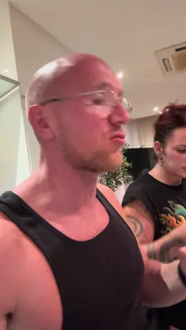 A post by @primusfamily on TikTok caption: On ne fait plus à manger mais on continue de faire nos prepmeal. On garde nos habitudes de France mais c’est quand même devenu plus facile 😅@Qwaadi @Poupiau @Bien-être physique et mental 