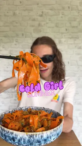 A post by @fitgreenmind on TikTok caption: COLD GIRL SUMMER: Carrot salad 😎 Temperatures are rising, sun’s out, so make this salad NOW! 🔥 RECIPE (3 servings, 15min prep time): -3 big carrots, peeled Shred or peel in thin ribbons. -1/2 Tsp chili  -1 Tsp salt -1 Tsp ground coriander  -2 Tsp sugar  -2 Tbsp lemon juice or vinegar  -garlic measured with your heart ;) -30ml hot oil -a handful fresh cilantro -4 sheets of rice paper cut in thin strips Mix and serve immediately or refrigerate for a few hours for optimal taste. - COLD GIRL SUMMER: Karottensalat 😎 Die Temperaturen steigen, es ist heiiiiß, also macht diesen Salat!🔥 REZEPT (3 Portionen, 15 Minuten Zubereitungszeit): -3 große Karotten, geschält In dünne Streifen schneiden oder schälen. -1/2 TL Chili  -1 TL Salz -1 TL gemahlener Koriander  -2 TL Zucker  -2 EL Zitronensaft oder Essig  -Knoblauch mit deinem Herzen abgemessen ;) -30 ml heißes Öl -4 Blätter Reispapier, in Streifen geschnitten -eine Handvoll frischer Koriander Mischen und sofort servieren oder für den optimalen Geschmack einige Stunden kühl stellen. #easyrecipes #easyveganrecipes #vegancooking #veganrecipes 