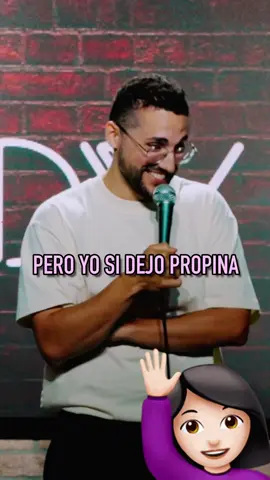 A post by @galdervaras on TikTok caption: Se ganó la propina de un español 💰 #standup #monologo #comedia #humor #miami