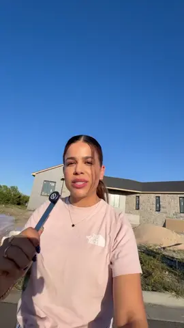 A post by @karleshion41 on TikTok caption: En lo que les grababa como está mi casa ya que le pusieron las paredes llegó mi primo El Chori González de soltera a conocerla desde Los Ángeles 🫶🏻 #NuevasParedes #Familia #LosAngelesVisita