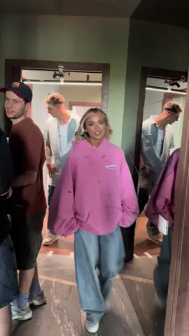 A post by @iulianaberegoi on TikTok caption: Eu mai nebună, el mai chill🐒Ne potrivim? @ynysebi 