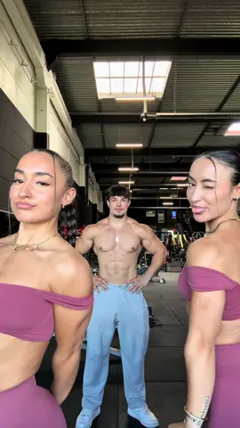 A post by @moicestmike2 on TikTok caption: Pov : on rentre pas à 3 dans l’écran… 👀🥴 @Twinsb_fit_officiel 