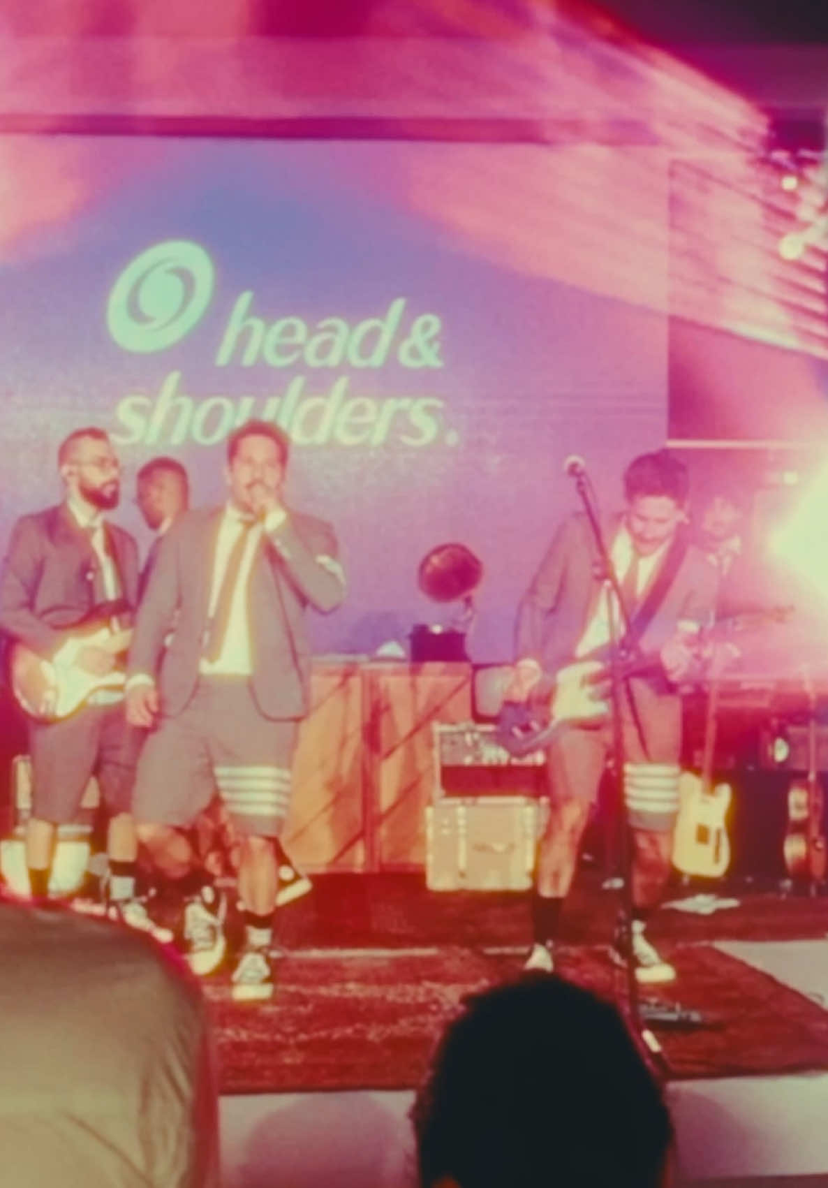 A post by @mauyricky on TikTok caption: Con H&S estamos siempre listos pa' romper 🔥   #NocheNutritivaHyS #AntiResequedadHyS #Publicidad  @Head & Shoulders LA   