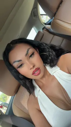 A post by @leinnaaaxo on TikTok caption: This on repeat 🔁