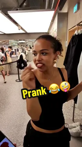 A post by @dimerci91 on TikTok caption: Je suis tombé sur la meilleure vendeuse de Paris 😻🇫🇷😂#pourtoi @Jalya ⭐️ 