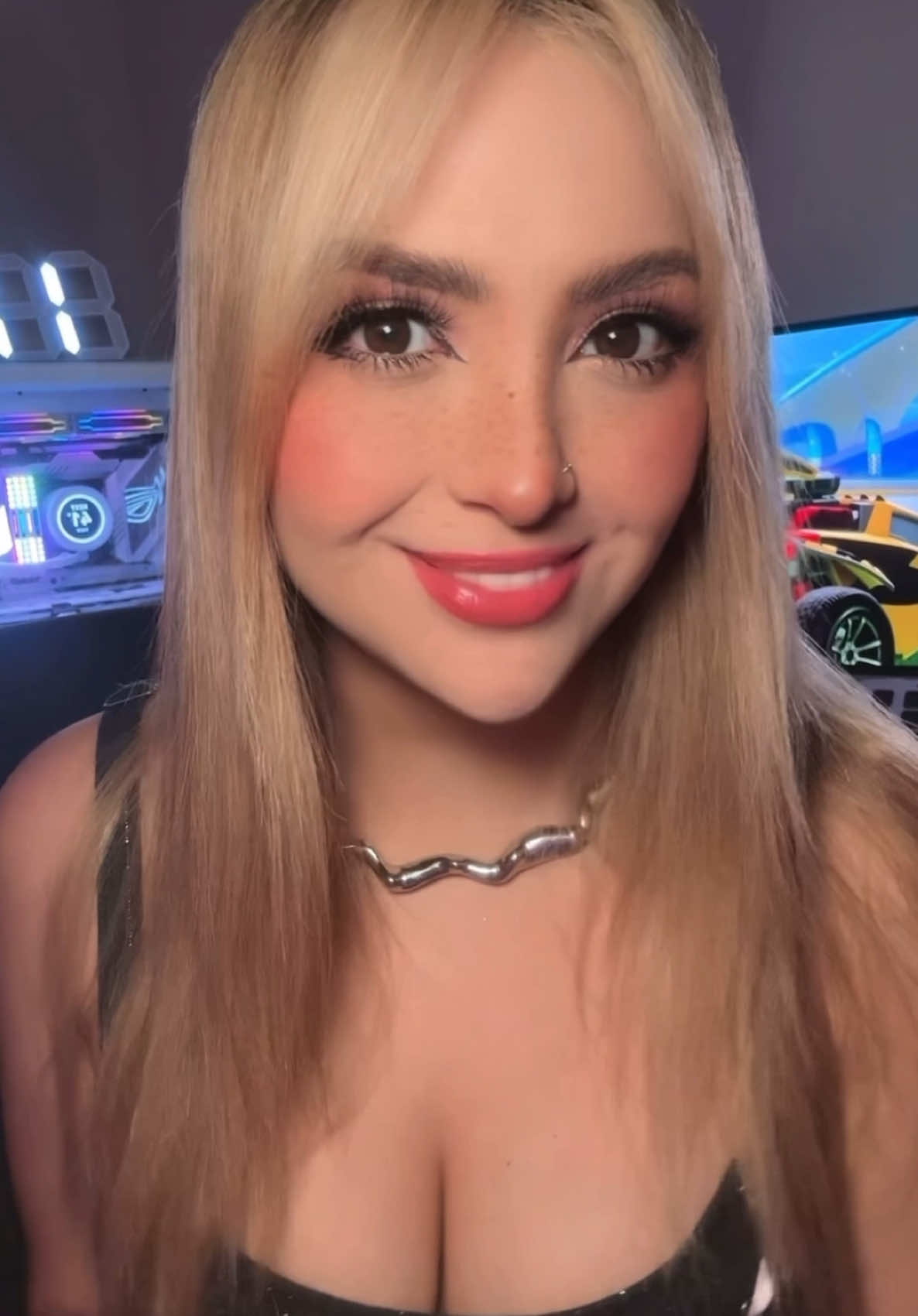 A post by @arigameplays on TikTok caption: Tú ya probaste Rocket League? 👾 que estás esperando bb 💃🏻 #EpicPartner #RocketLeague #arigameplays #fyp 