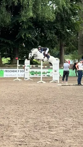 A post by @leonie.pander.official on TikTok caption: Er gibt sich immer solch eine Mühe🥹❤️🫶🏻#fy #fyp #konstantino 