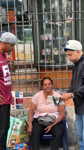 A post by @alexisvargass__ on TikTok caption: Se nota que está gran mujer estaba pasando por un mal momento❤️‍🩹🙏🏼 @orochinocaracas #bendiciones #ayudas #viral 