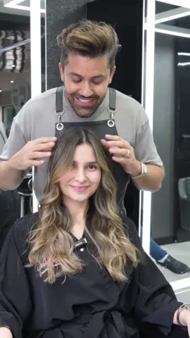 A post by @gabrielsamrags on TikTok caption: Un look muy natural creado con tonos marrones y rubios dorados..!!! #HairTransformation #GabrielSamra #gabrielsamrahairsalon #CambioDeLook #RubioSoñado 