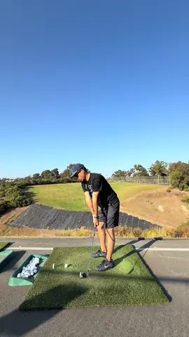 A post by @bluui24 on TikTok caption: Quick evening range session. #fypシ゚ #sandiego #golftiktok #callawaygolf 
