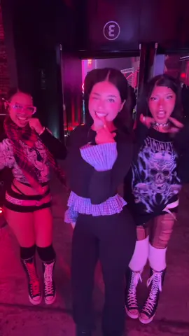A post by @dannespinoo on TikTok caption: te amo @sayuri_irxx y @sopholov <3333 las más cute del condado💓