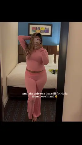 A post by @prettyluhtiinnaa on TikTok caption: She’s so pretty and I feel bad for her 🥹 #huda #LoveIsland #loveislandusa #fyp #greenscreen 