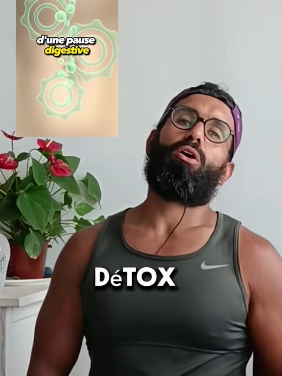 A post by @bananamo_ on TikTok caption: Dans cette vidéo, on nous conseille de faire une monodiète de fruits pendant 72h pour "perdre du gras". Problème : la personne derrière ça n’a aucune notion en nutrition. Et le pire, c’est que le format est convaincant… mais rempli de biais. 👉 Ce genre de diète peut être dangereux à moyen/long terme : Carencé en protéines, lipides et micronutriments Déséquilibre du taux de sucre dans le sang Fatigue, frustration, et souvent… effet yo-yo garanti Si votre objectif est vraiment de "reposer" votre système digestif, un jeûne hydrique de 24h encadré sera toujours plus efficace, plus clair pour l’organisme et bien moins délétère qu’une monodiète déséquilibrée. Oui, la balance descend rapidement au début… Mais non, ce n’est pas de la graisse que vous perdez : c’est de l’eau, du glycogène, voire de la masse musculaire si vous continuez comme ça. Faites attention à ce type de contenu sensationnaliste. Derrière des voix douces et des images lisses se cachent souvent de grosses erreurs qui peuvent nuire à votre santé. Chez Reveal, on vous apprend à perdre du gras sans mettre votre santé en danger. En comprenant vraiment ce que vous faites. Reprenez le pouvoir. Pas les promesses magiques. #reaction #pertedepoids #fruit #santé #ventreplat #homme #femme 
