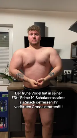 A post by @flowiehe on TikTok caption: Nougatb0mba ihr!!! #crossaint #schokocrossaint #gym #fitness #trend #humor 