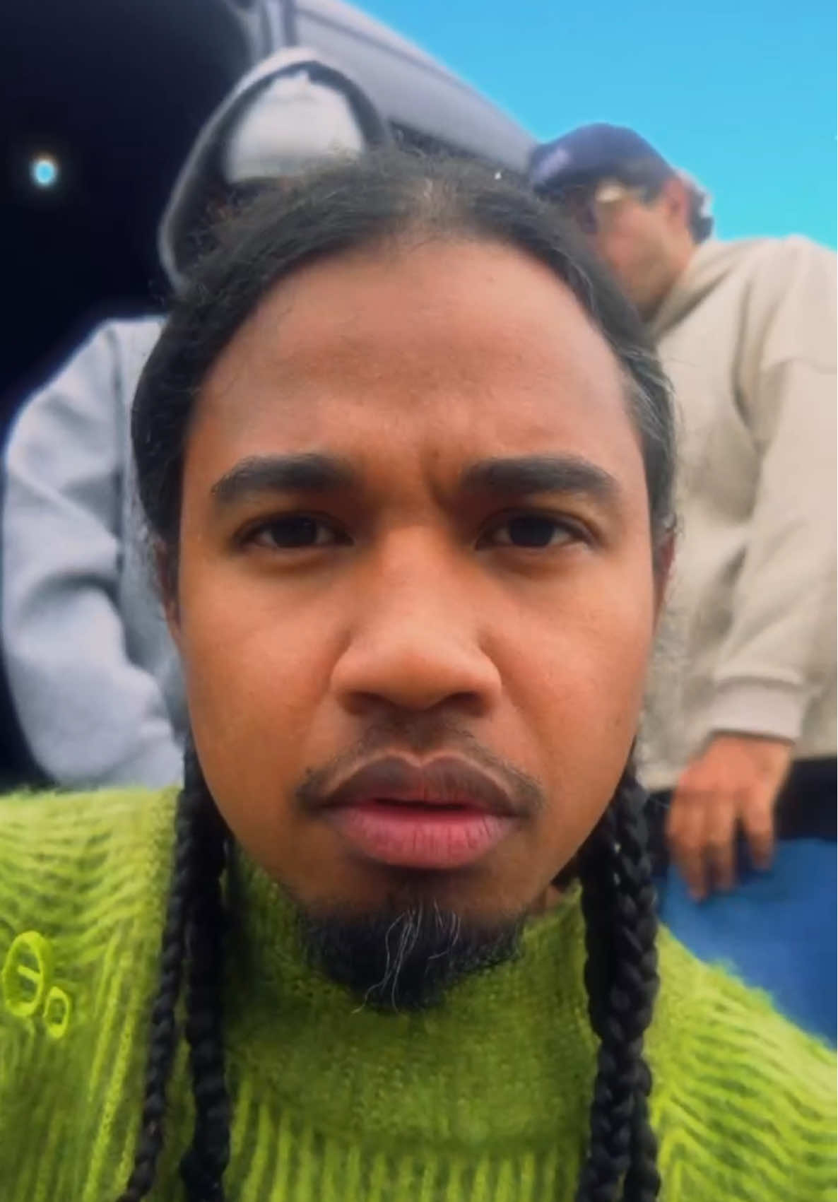 A post by @jyeuhair on TikTok caption: REGARDE LE CIEL 1  #jyeuhair #freestylerap #Rap #NewMusic #tiktokmusic #freestyle 